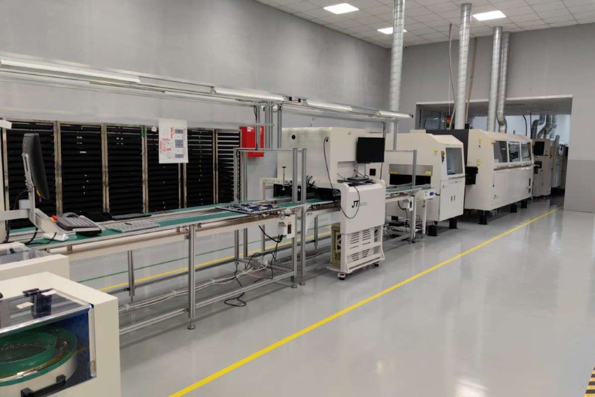На заводе «Рикор» заработали первые в России роботизированные линии тестирования ноутбуков и производства металлических корпусов