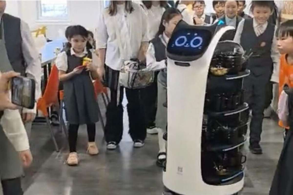 В Якутске в школьной столовой заработал первый робот-официант