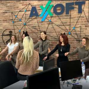 О, добытчик, защитник и воин! Как девушки Axoft поздравили мужчин с 23 февраля