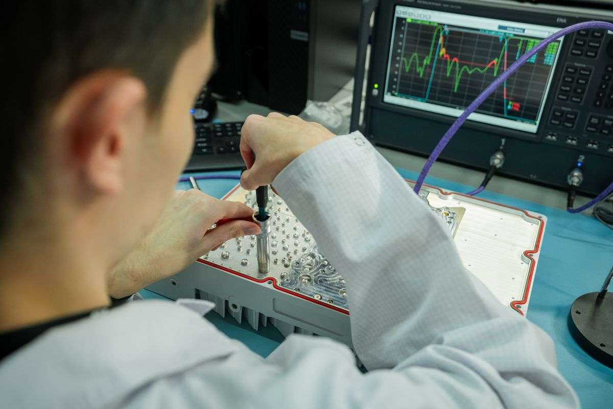 На заводе YADRO в Дубне запущено первое в России серийное производство отечественных базовых станций