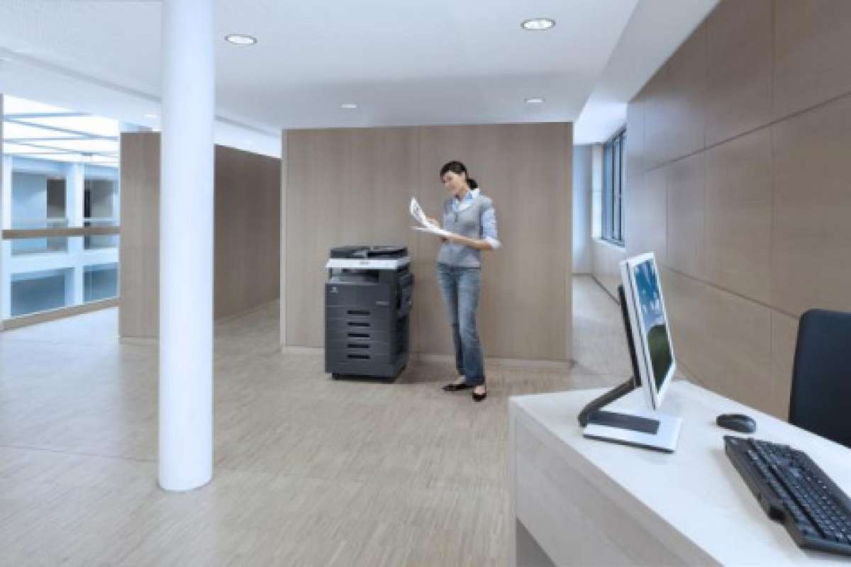 Konica Minolta представляет новую компактную офисную систему bizhub 226