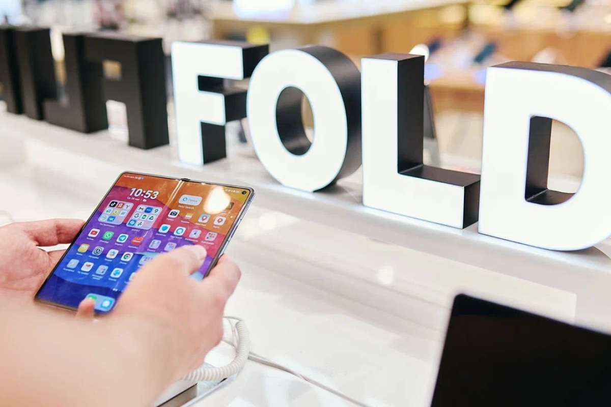 М.Видео фиксирует рост продаж складных смартфонов на 32% в РФ в I квартале 2026