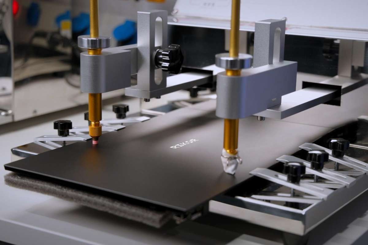 На заводе «Рикор» роботы начали проверять долговечность конструкции ноутбуков